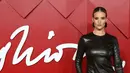 Rosie Huntington-Whiteley berpose saat menghadiri British Fashion Awards di London pada 5 Desember 2022. Model berusia 35 tahun itu memamerkan pinggang rampingnya dalam balutan atasan lengan panjang kulit berwarna coklat, yang diselipkan ke dalam rok maxi hitam. (AFP/DANIEL LEAL)