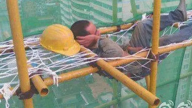 6 Aksi Kuli Bangunan Bersantai Karena Tak Ada Mandor Ini Kocak