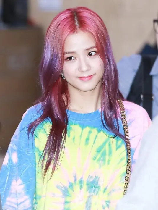 Jisoo terlihat begitu keren saat mewarnai rambutnya dengan warna ungu di bagian bawah dan warna merah pada bagian atas. (Foto: koreaboo.com)