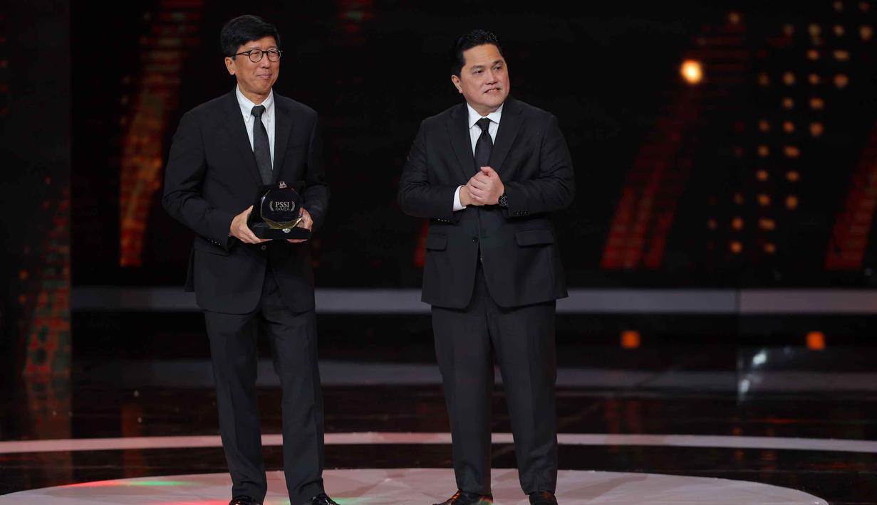 Untuk diketahui, Dalam beberapa tahun terakhir Emtek Group memang selalu menjadi mitra PSSI dalam menyiarkan sepak bola Indonesia baik di level tim nasional maupun liga seperti BRI Liga 1, BRI Super League hingga Pegadaian Championship. Tampak dalam foto, Managing Director Emtek Group, Sutanto Hartono (kiri) saat menerima Token Appreciation sebagai Official Broadcaster PSSI Awards dari Ketua Umum Persatuan Sepak Bola Seluruh Indonesia (PSSI), Erick Thohir, pada malam PSSI Awards 2026 di Studio 6 Emtek City, Jakarta, Sabtu (Sabtu (28/3/2026) malam WIB. (Bola.com/Bagaskara Lazuardi)