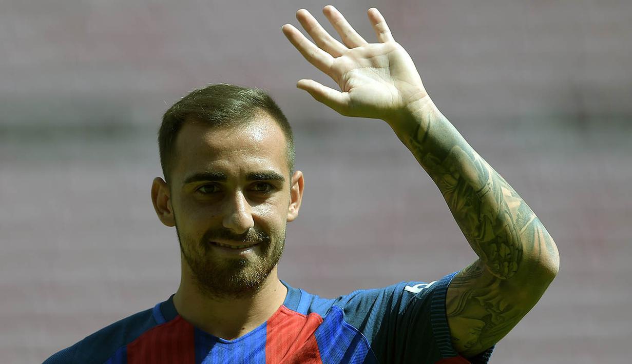 Bomber anyar Barcelona, Paco Alcacer, tampak sumringah saat diperkenalkan kepada publik Nou Camp. Pria 23 tahun itu menandatangani kontrak bersama Barca berdurasi lima musim. (AFP/Lluis Gene)