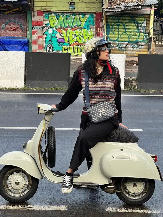Begini gaya boyish wanita yang pernah berakting di sinetron "Amanah Wali " itu. Pakai vest dan kaus lengan panjang hitam, penampilannya semakin casual dengan tambahan sepatu converse. (Liputan6.com/IG/@sintyamarisca)