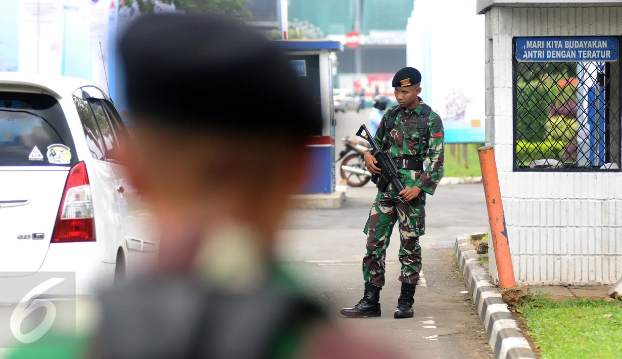 Personel TNI bersenjata lengkap mengecek kendaraan yang akan masuk kawasan Gelora Bung Karno, Jakarta, Senin (6/3). Pengamanan ini terkait pelaksanaan KTT IORA 2017 yang digelar di Jakarta Convention Center 5-7 Maret. (Liputan6.com/Helmi Fithriansyah)