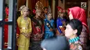 Sejumlah wanita berpakaian adat menyambut putri Presiden Jokowi, Kahiyang Ayu dan Bobby Nasution di lokasi upacara adat pemberian marga di rumah paman sang suami di Medan, Selasa (21/11). Kahiyang akan dianugerahi Boru Siregar (Liputan6.com/Johan Tallo)