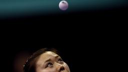 Petenis meja Jepang, Ai Fukuhara, melakukan servis ke arah pemain Thailand, Suthasini Sawettabut, dalam Kejuaraan Dunia Tenis Meja Beregu 2016 di Stadion Malawati, Shah Alam, Malaysia, (2/3/2016). (AFP/Manan Vatsyayana)