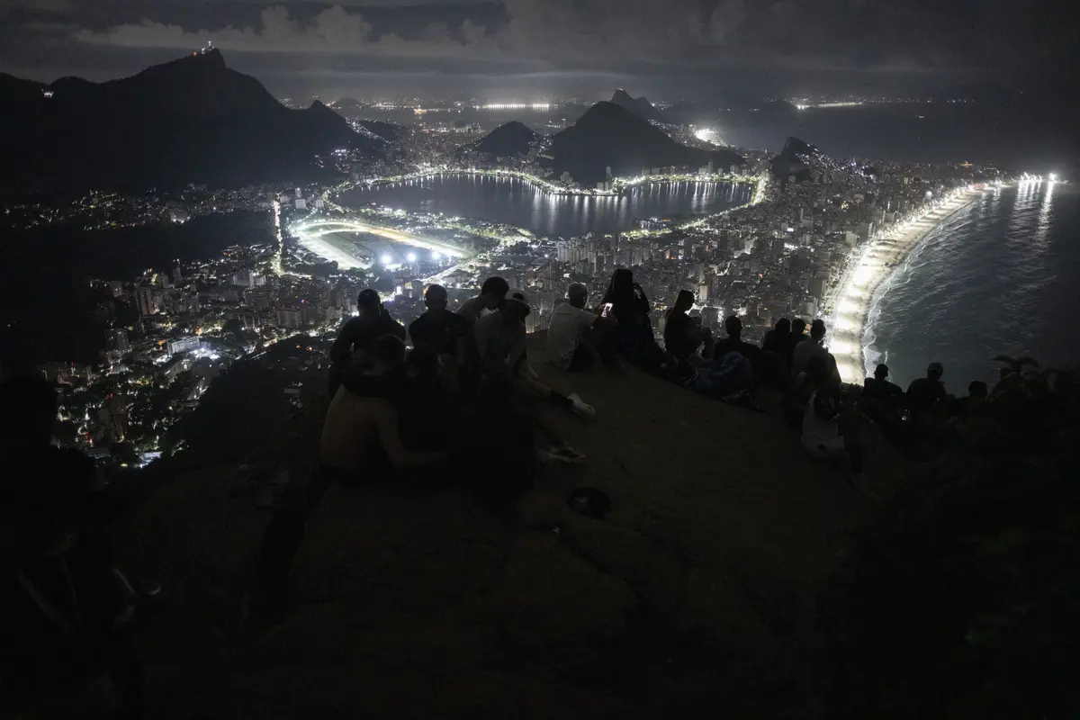 200 Turis Terjebak di Tengah Adu Tembak Polisi vs Gangster di Puncak Gunung Populer Rio de Janeiro