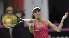 Martina Hingis saat kembali memperkuat Swis di Piala Federasi (Fed Cup) melawan Polandia di Zielona Gora, Polandia. Minggu (19/4). (AFP PHOTO/PIOTR HAWALEJ)