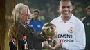 Ronaldo Nazario De Lima. Eks sayap kanan Portugal berusia 49 tahun ini memperkuat Real Madrid selama 4,5 musim mulai 2002/2003 hingga pertengahan 2006/2007. Ia menjadi pemain Real Madrid ke-4 yang meraih gelar Ballon d'Or, yaitu sebanyak dua kali pada tahun 1997 dan 2002. (AFP/Franck Fife)