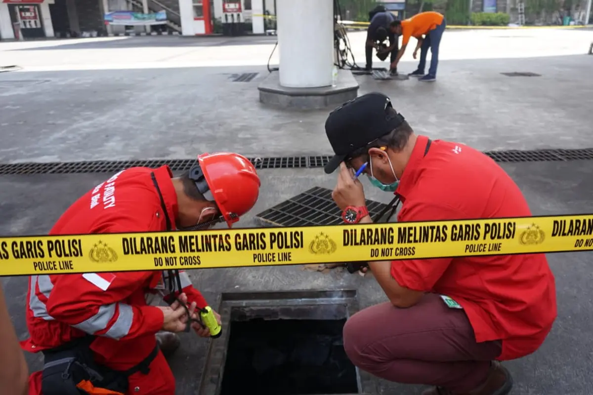 Polisi olah TKP ledakan di Jalan Margomulyo Surabaya (Dian Kurniawan/Liputan6.com).