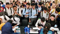 Besarnya jumlah lowongan pekerjaan tersebut itu bisa dimanfaatkan oleh para pencari kerja. (BAY ISMOYO/AFP)