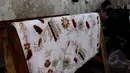 Batik motif burung merak ini menjadi ciri khas di Kampung batik, Jetis, Sidoarjo, Senin (31/03/2015). Produksi batik Kota Sidoarjo ini sejak tahun 1960-an hingga saat ini masih tetap bertahan ditengah perkembangan zaman. (Liputan6.com/Andrian M Tunay)