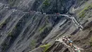 Zoji La pass yang terletak di Utara India ini masuk ke dalam deretan jalan paling berbahaya. Jalur yang menghubungkan Ladakh dan Kashmir serta bagian barat pegunungan Himalaya dengan Srinagar ini memiliki kontur jalan yang mengundang bahaya. Skill tinggi dan kemampuan mobil melahap jalan off-road sangat diperlukan untuk bisa selamat dari jalur ini. Jalan ini akan ditutup ketika salju turun karena badai salju yang menghilangkan jarak pandang. (Source: tourmyindia.com)