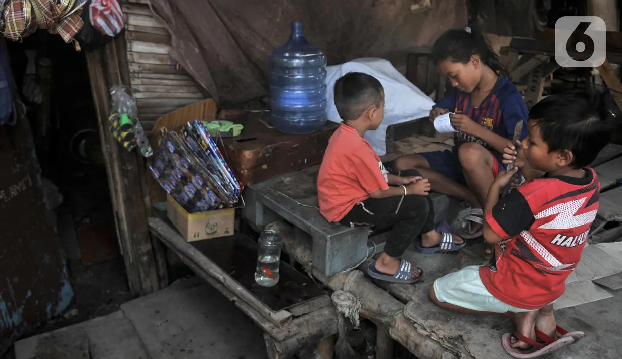 Anak-anak bermain di pesisir Kampung Baru, Cilincing, Jakarta, Selasa (22/10/2019). Kampung Baru atau biasa dikenal Kampung Nelayan merupakan salah satu wilayah di Jakarta Utara yang letaknya berdampingan dengan laut. (merdeka.com/Iqbal Nugroho)