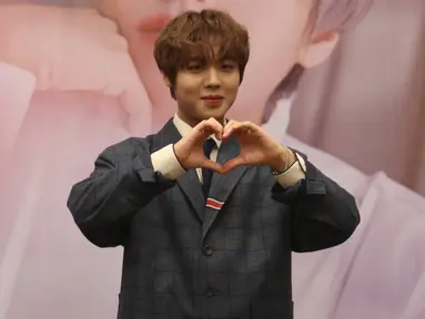 Penyanyi idola K-pop, Park Jihoon berpose untuk awak media sebelum memulai konsernya di ICE BSD Hall 5, BSD, Tangerang Selatan, Sabtu (15/2/2020). Mantan anggota Wanna One itu menggelar acara jumpa penggemar sekaligus konser bertajuk “Park Jihoon FanCon Asia Tour”. (Liputan6.com/Angga Yuniar)