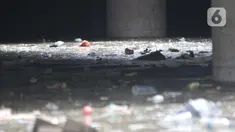 Kondisi Underpass Kemayoran yang dipenuhi sampah akibat banjir di Jakarta, Minggu (2/2/2020). Selain melumpuhkan akses, banjir setinggi hingga 5 meter tersebut menyebabkan sampah memenuhi Underpass Kemayoran. (merdeka.com/Iqbal S. Nugroho)