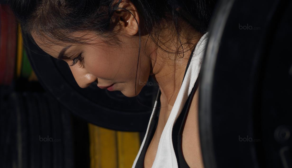 Gita Bachtiar atlet binaraga putri Indonesia menjalani latihan di Bengkel Cross-Fit, Jakarta pada Kamis (25/1/2018). Di kategori bikini fitness, Gita Bachtiar berhasil meraih juara pertama. (Bola.com/Peksi Cahyo)