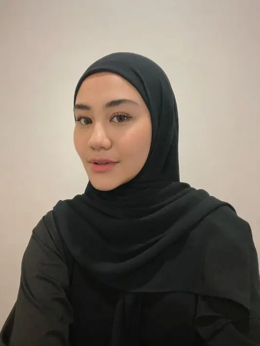 Seperti belum lama ini, Aaliyah tampak kembali membagikan potret saat mengenakan hijab. Kali ini, Aaliyah mengenakan hijab hitam senada dengan baju muslim yang dikenakan. [Instagram/aaliyah.massaid]