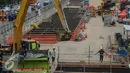 Pekerja mengoperasikan alat berat untuk menyelesaikan pembangunan MRT di Jakarta, Senin (22/6/2015).  Jika Jepang tidak memberikan bantuan dengan cepat, maka Pemprov DKI akan mempertimbangkan kerjasama dengan Perancis. (Liputan6.com/Faizal Fanani)