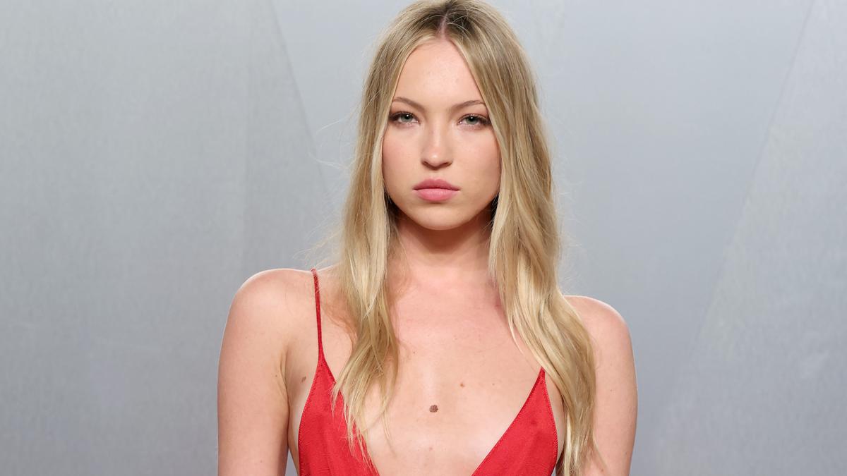 Makeup Sun-Kissed Lila Moss di Pesta Oscar 2026, Andalkan Toasted Nude Eye