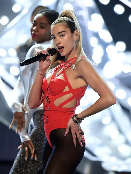 Penyanyi Dua Lipa tampil di atas panggung American Music Awards 2019 Microsoft Theater di Los Angeles, California (24/11/2019). (Kevin Winter/Getty Images for dcp/AFP)