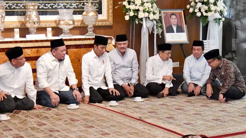 Presiden Jokowi menyambangi kediaman Ketua Mahmakah Agung (MA) Hatta Ali. (Liputan6.com/Lizsa Egeham)