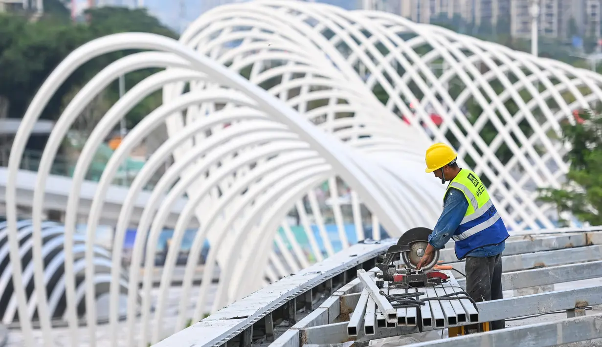 Seorang staf bekerja di lokasi pembangunan sebuah kincir ria di taman budaya pesisir Baoan di Shenzhen, Provinsi Guangdong, China selatan (6/10/2020). Kincir ria setinggi 128 meter tersebut saat ini sedang dalam tahap pembangunan. (Xinhua/Liu Dawei)