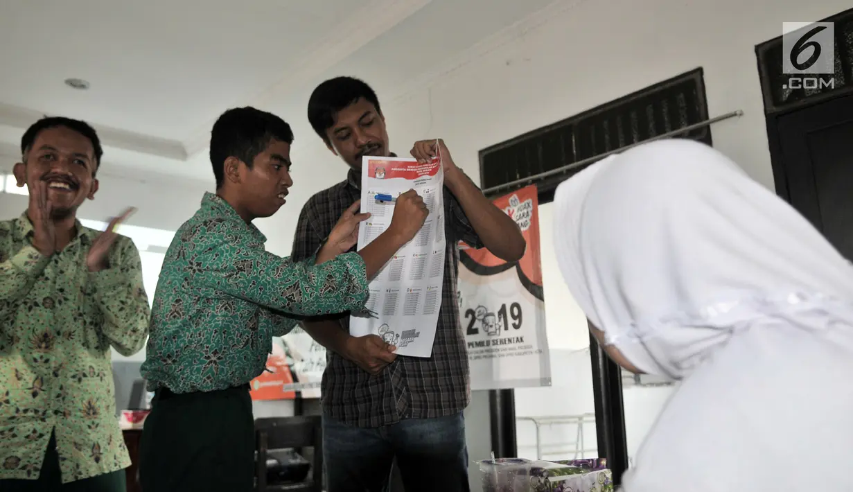 Pemilih pemula penyandang disabilitas mencoba mencoblos surat suara saat KPUD Bekasi menggelar sosialisasi Pemilu 2019 di SLB Al Gaffar Guchany, Bekasi, Rabu (20/2). (Merdeka.com/Iqbal Nugroho)