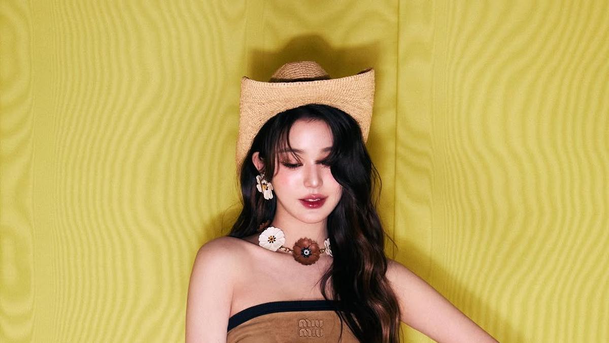 Jang Wonyoung IVE Tampil Stunning dengan Gaya Cowgirl di Paris Fashion Week