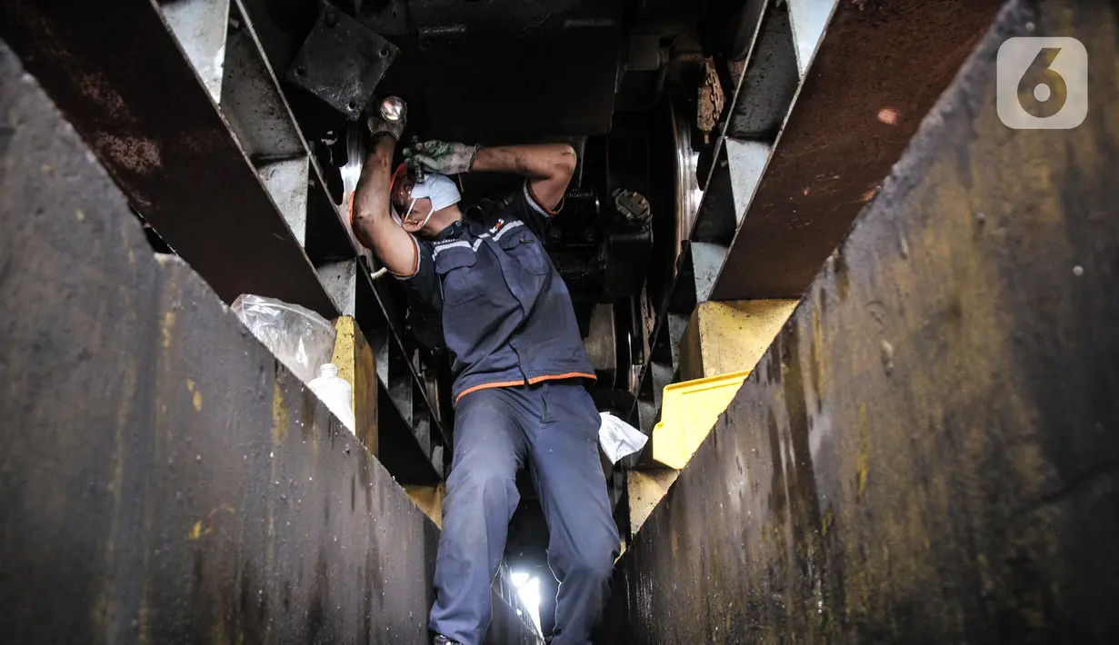 Teknisi saat melakukan perawatan rutin mesin lokomotif kereta jarak jauh di Depo KA Cipinang, Jakarta Timur, Selasa (6/9/2022). Perawatan rutin itu terdiri atas tiga kategori antara lain pemeriksaan harian, bulanan, dan tahunan. (merdeka.com/Iqbal S Nugroho)