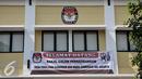 Spanduk bakal cagub dan cawagub DKI Jakarta terpasang di depan kantor KPUD DKI Jakarta, Rabu (3/8). KPUD DKI Jakarta resmi membuka pendaftaran untuk pasangan cagub dan cawagub Pilkada DKI lewat jalur perseorangan. (Liputan6.com/Yoppy Renato)