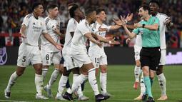 Para pemain Real Madrid melakukan protes terhadap wasit Ricardo De Burgos Bengoetxea dalam laga final Copa Del Rey melawan Barcelona di La Cartuja stadium, Sevilla, Spanyol. (AFP/Josep Lago)