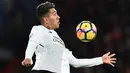 Gelandang Liverpool, Roberto Firmino mengendalikan bola selama pekan 18 Premier League ketika bertandang ke markas AFC Bournemouth di Vitality Stadium, Minggu (17/12). Liverpool mencukur tuan rumah AFC Bournemouth empat gol tanpa balas. (GLYN KIRK / AFP)