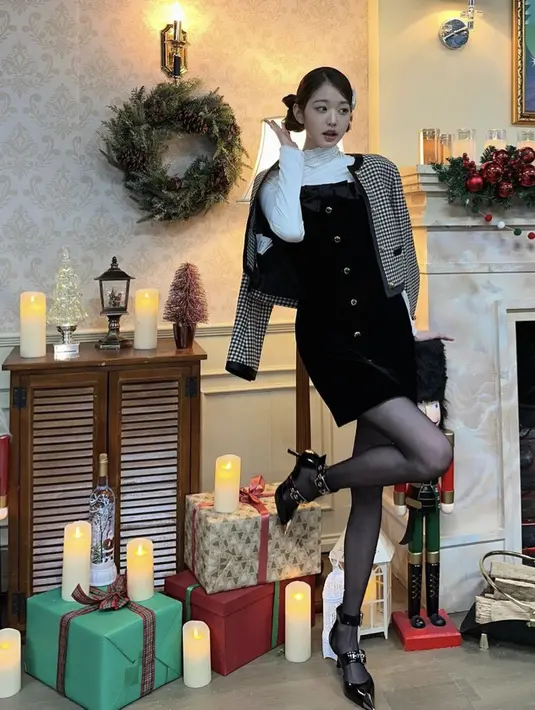 <p>Tampil elegan dengan nuansa hangat seperti Wonyoung IVE mengenakan mini dress dipadu stocking hitam dan inner turtle neck</p>
