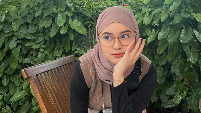 Alifhia Fitri Saat Pose Foto Topang Dagu, Selebgram Hits