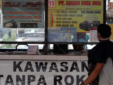 Calon penumpang melihat loket penjualan tiket bus AKAP di Terminal Kampung Rambutan, Jakarta, Kamis (22/4/2021). Satgas Penanganan Covid-19 mengeluarkan Adendum Surat Edaran Nomor 13 tahun 2021 tentang peniadaan mudik hari raya Idul Fitri 1442 H selama H-14 dan H+7. (Liputan6.com/Helmi Fithriansyah)