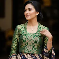 Perpaduan Aksesori yang Membuat Atasan Brokat dan Bawahan Batik Terlihat Kekinian (Image by Gemini AI)