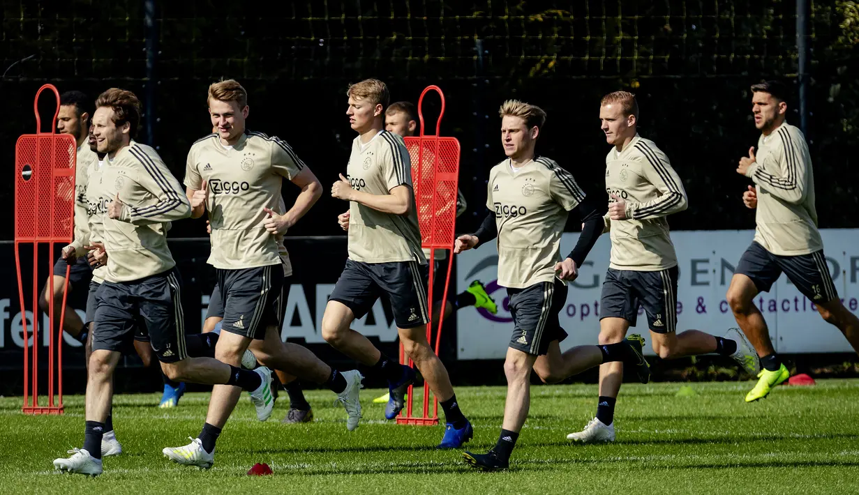 Para pemain Ajax Amsterdam melakukan pemanasan dalam sesi latihan tim di Sports park De Toekomst, Belanda (9/4). Ajax akan bertanding melawan wakil Italia Juventus pada leg pertama babak perempatfinal Liga Champions di Johan Cruyff Arena. (AFP Photo/ANP/Robin van Lonkhuijsen)