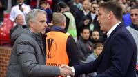Pelatih Celta Vigo Eduardo Berizzo (kanan) dan pelatih Manchester United Jose Mourinho. (AFP/Miguel Riopa)