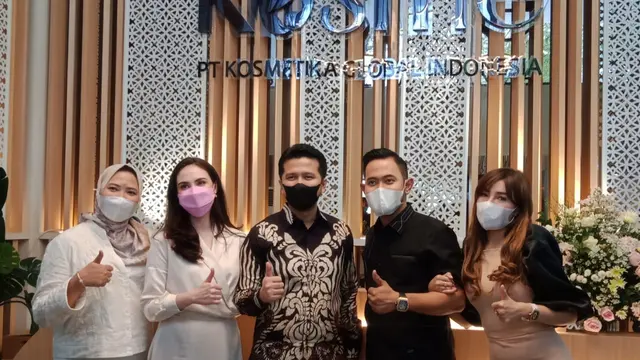 Gilang Widya Pramana bersama Shandy Purnamasari dan Arumi Bachsin