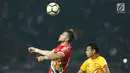 Pemain Persija, Marko Simic (kiri) berebut bola atas dengan pemain Selangor FA saat laga persahabatan di Stadion Patriot Candrabhaga, Bekasi, Kamis (6/9). Babak pertama berakhir imbang 1-1. (Liputan6.com/Helmi Fithriansyah)