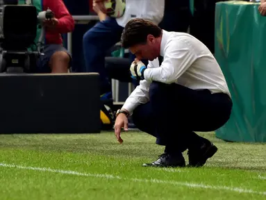 Pelatih Inter Milan, Walter Mazzarri, tertunduk usai dikalahkan Cagliari 1-4 di Stadion San Siro, Milan, (28/9/2014). (AFP PHOTO/Giuseppe Cacace)
