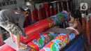 Pekerja memuat lilin untuk perayaan Tahun Baru Imlek ke atas mobil di Tangerang, Banten, Kamis (4/2/2021). Pandemi COVID-19 tahun ini berdampak pada permintaan lilin Imlek yang biasanya ditulisi doa dan harapan dalam bahasa Mandarin tidak seramai tahun sebelumnya. (Liputan6.com/Angga Yuniar)