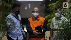 Pemilik PT AMS, Kiagus Emil Fahmy Cornain (tengah) digiring usai rilis penetapan dan penahanan tersangka di Gedung KPK, Jakarta, Kamis (20/5/2021). Kiagus Emil ditahan terkait dugaan korupsi pembayaran kegiatan fiktif agen PT Asuransi Jasa Indonesia tahun 2010-2014 (Liputan6.com/Helmi Fithriansyah)