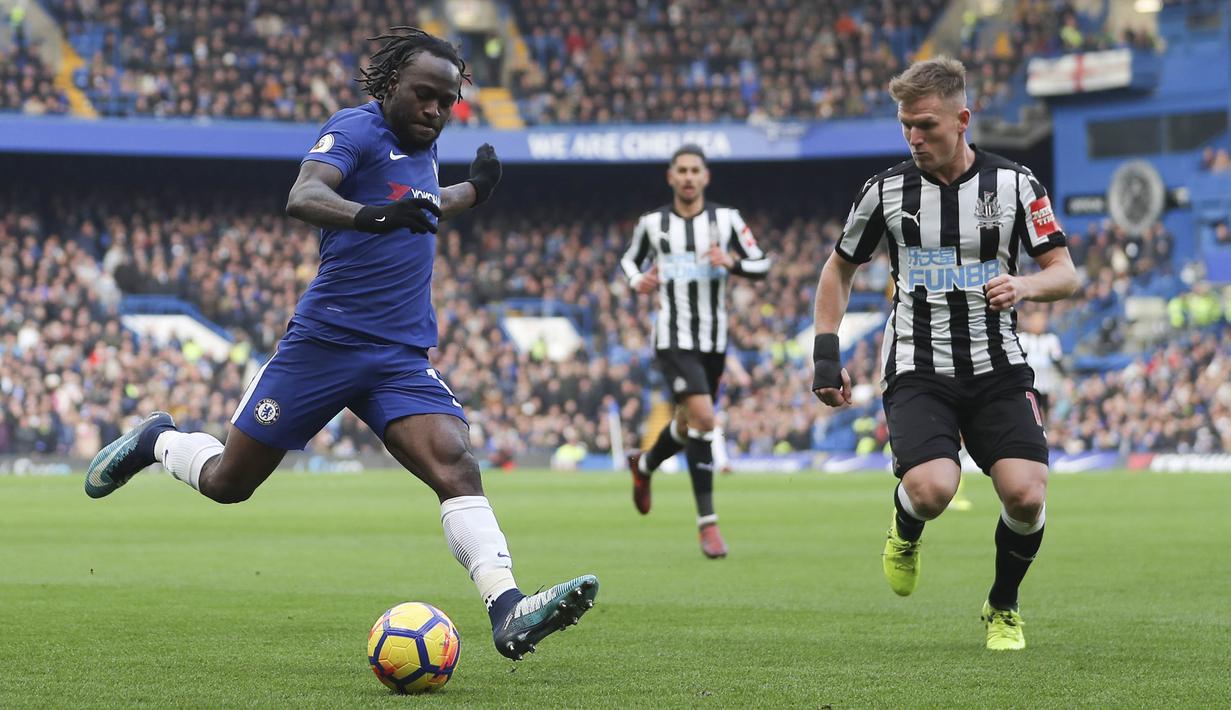 Gelandang Chelsea, Victor Moses, berusaha mengirim umpan saat melawan Newcastle pada laga Premier League di Stadion Stamford Bridge, London, Sabtu (2/12/2017). Chelsea menang 3-1 atas Newcastle. (AFP/Daniel Leal-Olivas)