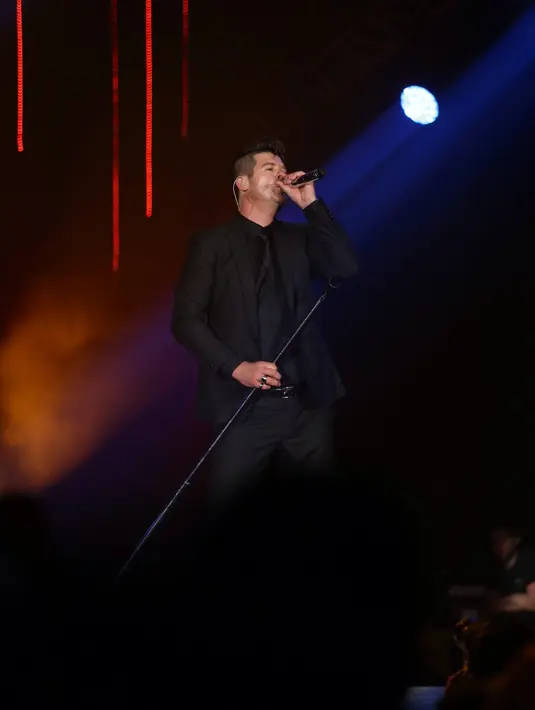 "Put your hands up, let me hear your scream," ucap Robin Thicke dari atas panggung. (Andy Masela/Bintang.com)