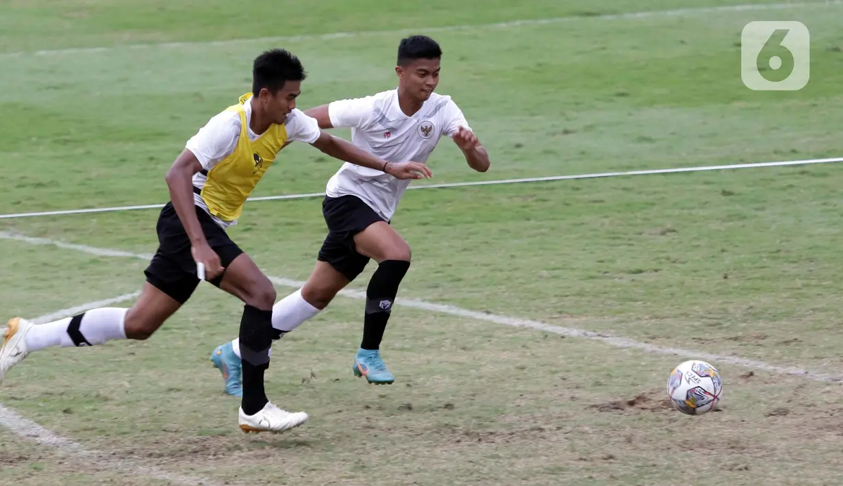 Pesepakbola Timnas U-19 Indonesia menggunakan kaos kaki yang berbeda saat latihan di Lapangan A Gelora Bung Karno, Jakarta, Selasa (30/8/2022). Pelatih Shin Tae-yong menjelaskan, penggunaan kaos kaki yang berbeda (putih untuk kaki kiri dan hitam untuk kaki kanan) dimaksudkan untuk memantau kekuatan dan kelemahan kaki pemain. (Liputan6.com/Helmi Fithriansyah)