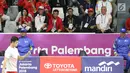 Menteri PUPR, Basuki Hadimuljono (kedua kanan), Menko Polhukam Wiranto dan Menpora Imam Nahrawi saat menyaksikan semifinal bulu tangkis beregu putra Asian Games 2018, Indonesia melawan Jepang di Jakarta, Selasa (21/8). (Liputan6.com/Helmi Fithriansyah)