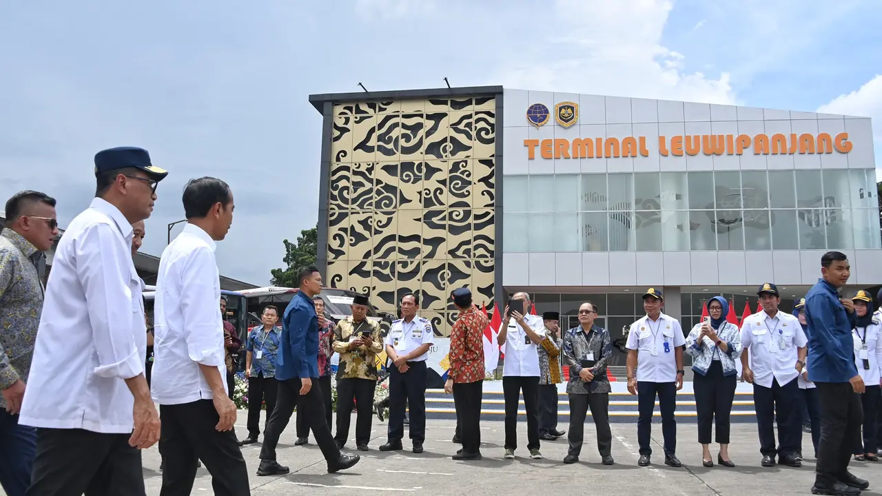 Presiden Joko Widodo (Jokowi) didampingi Menteri Perhubungan (Menhub) Budi Karya Sumadi meresmikan Terminal Tipe A Leuwi Panjang di Kota Bandung. (Maulandy/Liputan6.com)
