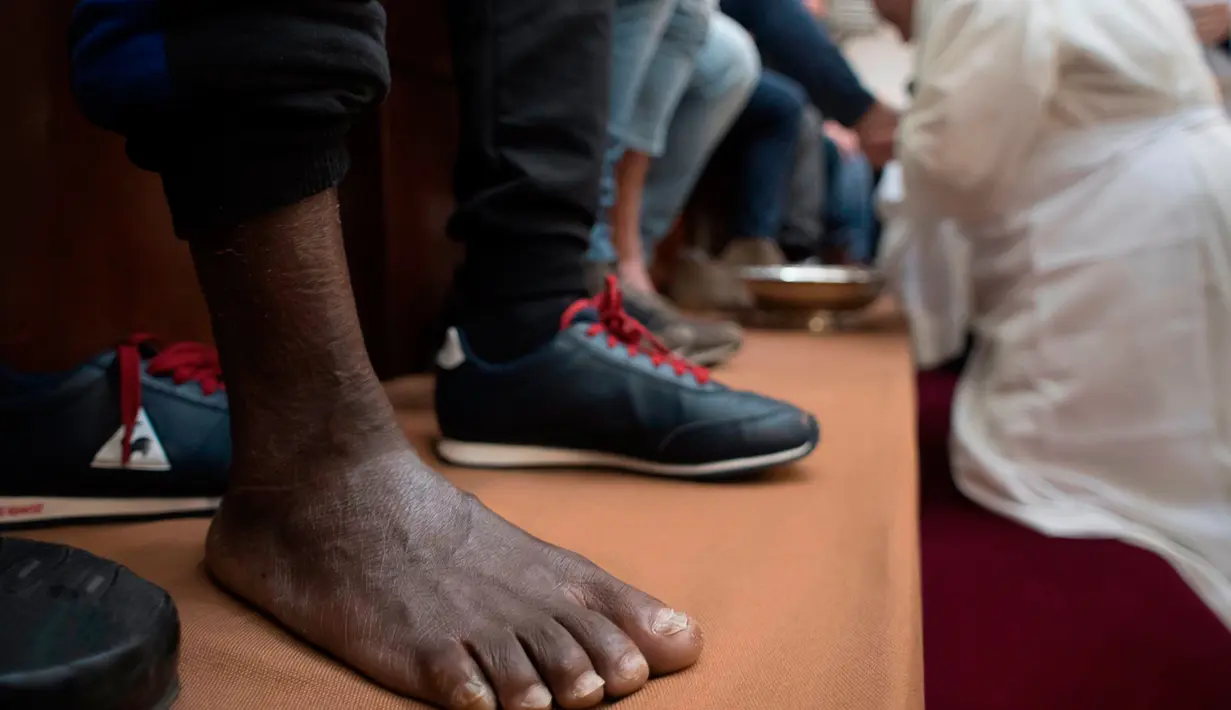 Kaki narapidana siap untuk dibersihkan oleh Paus Fransiskus selama berkunjung ke pusat penahanan di Roma, Italia, Kamis (29/3). Ritual ini juga menekankan bahwa Paus harus melayani masyarakat yang terpinggirkan dan memberi harapan. (Vatican Media via AP)