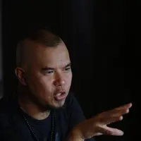 "Dalam urusan ranjang ya bisa. Kalau dalam urusan Al, El dan Dul ya enggak bisa. Maia tidak tergantikan sebagai orangtua," kata Ahmad Dhani saat jumpa pers di kediamannya, Pondok Indah, Jakarta Selatan, Selasa (5/1/2016). (Galih W. Satria/Bintang.com)